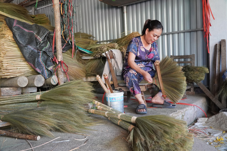 អំបោសគឺធ្វើដោយដៃទាំងស្រុង ទោះបីជាវាមិនត្រូវការកម្លាំងពលកម្មច្រើនក៏ដោយ វាទាមទារភាពល្អិតល្អន់ និងការអត់ធ្មត់។ dsc08659.jpg