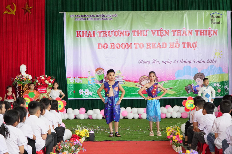 Trình diễn trang phục từ vật liệu tái chế 09.jpg