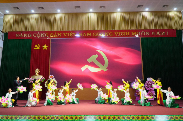 Nhiều tiết mục văn nghệ đặc sắc chào mừng Đại hội do hội viên NCT thành phố Bắc Kạn biểu diễn. 12.jpg