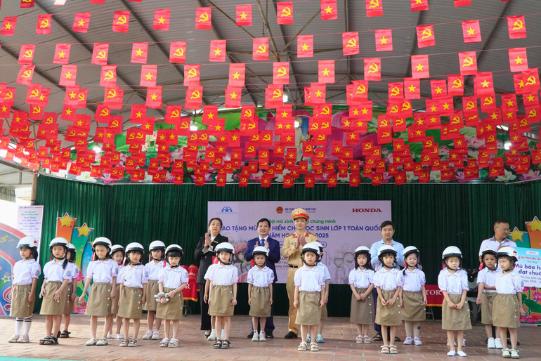Trao tặng mũ bảo hiểm cho học sinh. 909.jpg