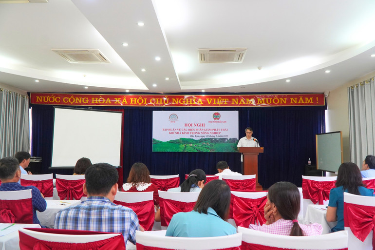 Lãnh đạo Hội Nông dân tỉnh phát biểu tại hội nghị. 898.jpg