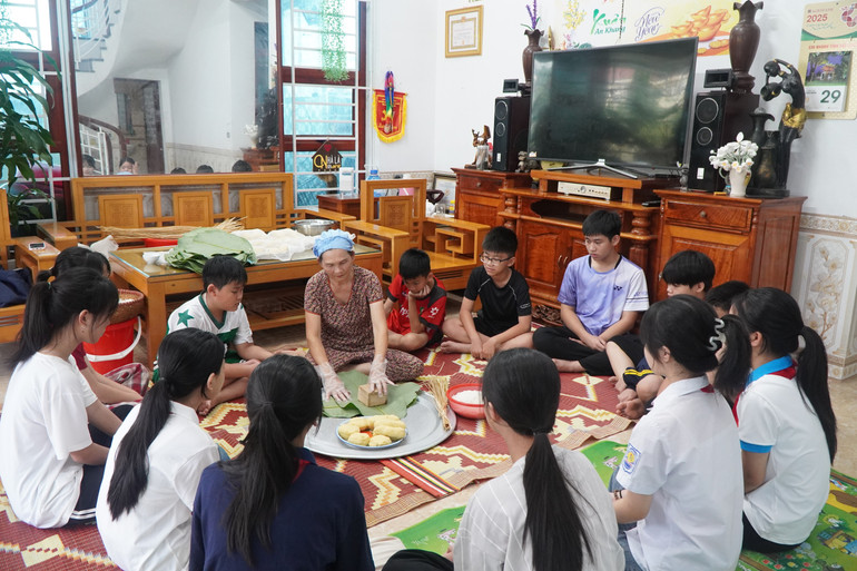 Bà Hiền hướng dẫn các công đoạn gói bánh chưng vuông. dsc09192.jpg