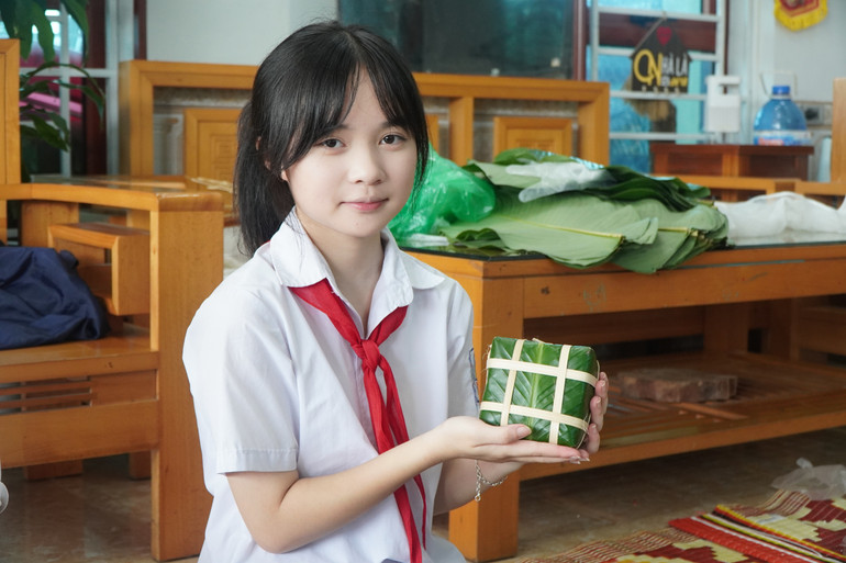 Em Nông Thị Thu Hiền, lớp 8A4 Trường THCS Bắc Kạn. dsc09251.jpg