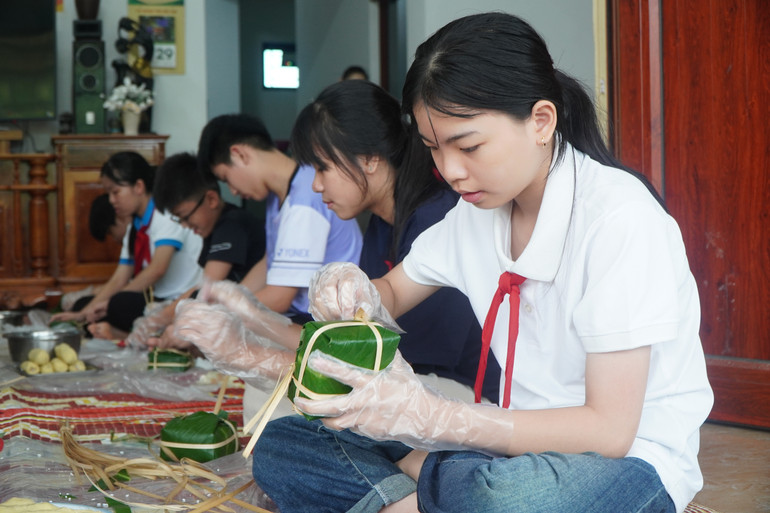 Tự tay gói bánh chưng. dsc09247.jpg