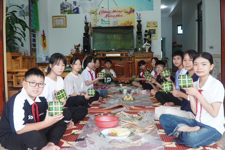 Thành quả đầu tay của các em học sinh tại lớp học gói bánh chưng. dsc09256.jpg