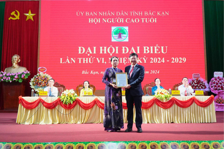 Ông Đinh Quang Tuyên, Ủy viên Ban Thường vụ Tỉnh ủy, Phó Chủ tịch Thường trực UBND tỉnh trao Quyết định của UBND tỉnh về việc thành lập Hội NCT tỉnh Bắc Kạn. 134.jpg