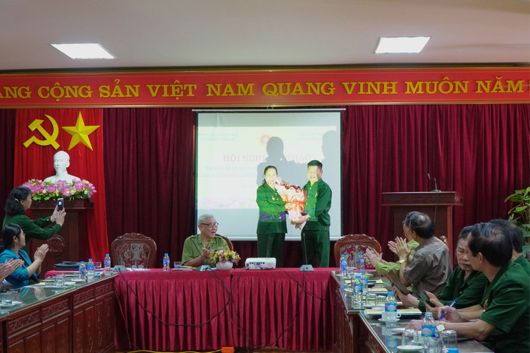 Chủ tịch Hội Cựu TNXP tỉnh Bắc Kạn tặng hoa, chuyển giao nhiệm vụ đăng cai năm 2025 cho Hội Cựu TNXP tỉnh Tuyên Quang. 16.jpg