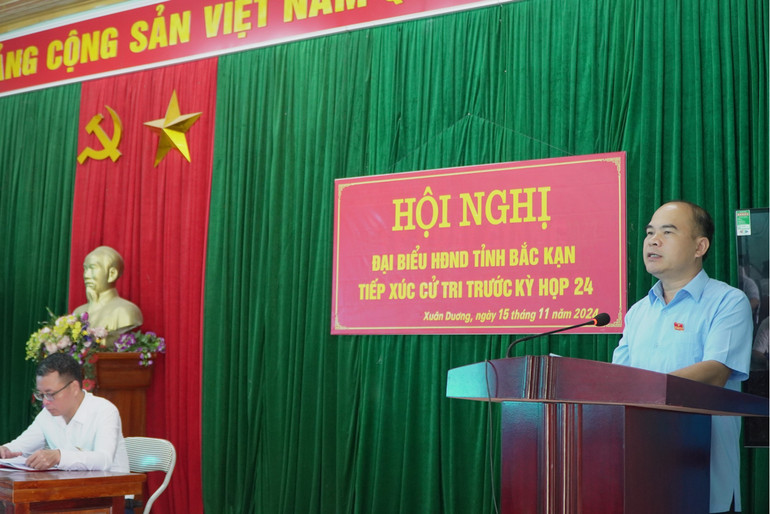 Đại biểu HĐND tỉnh trả lời cử tri tại buổi tiếp xúc 898.jpg