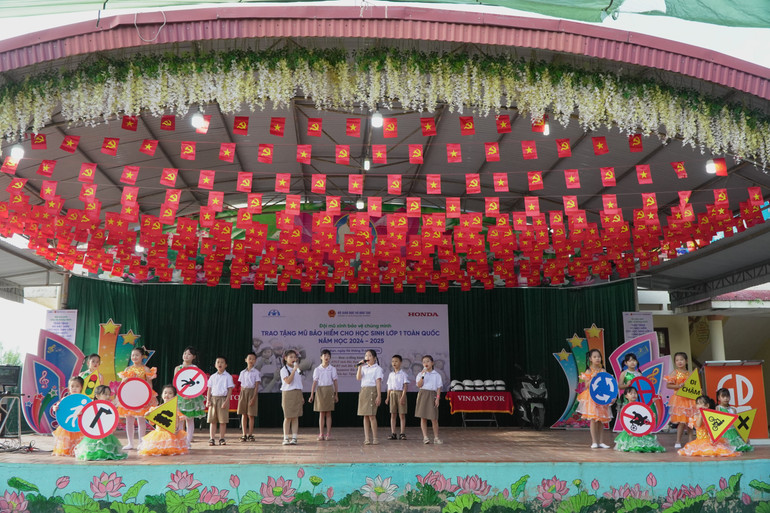 Tiết mục văn nghệ tuyên truyền về biển báo giao thông của học sinh Trường Tiểu học Nguyễn Thị Minh Khai. dsc05679.jpg