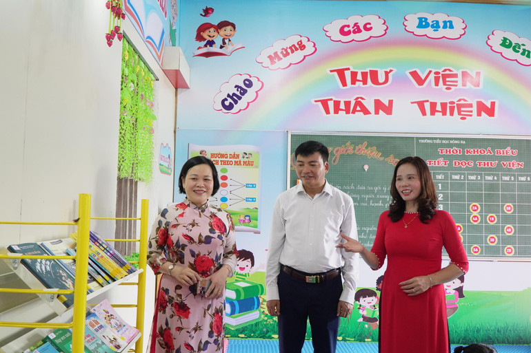 Đại biểu tham quan thư viện 56.jpg