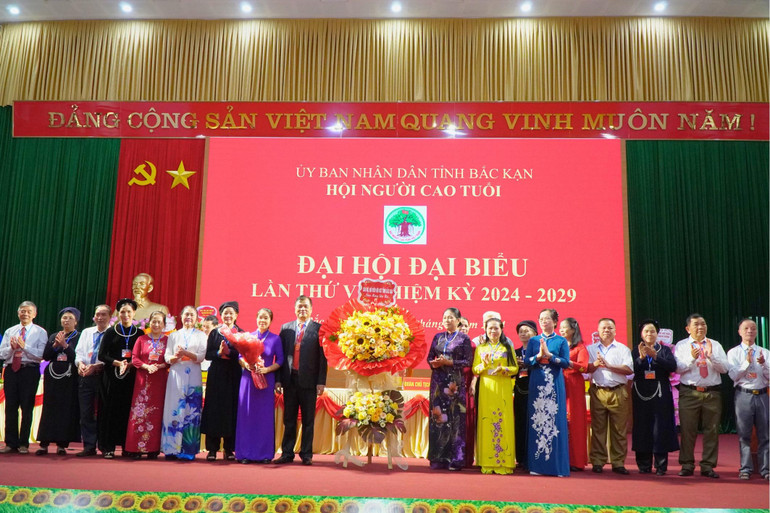 Đoàn đại biểu Hội NCT thành phố Bắc Kạn tặng hoa chào mừng Đại hội. 13.jpg