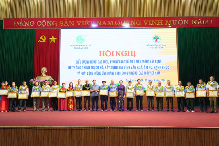 Lãnh đạo UBND tỉnh và Hội NCT tỉnh trao Bằng khen của UBND tỉnh cho NCT tiêu biểu tham gia xây dựng hệ thống chính trị cơ sở. 18.jpg