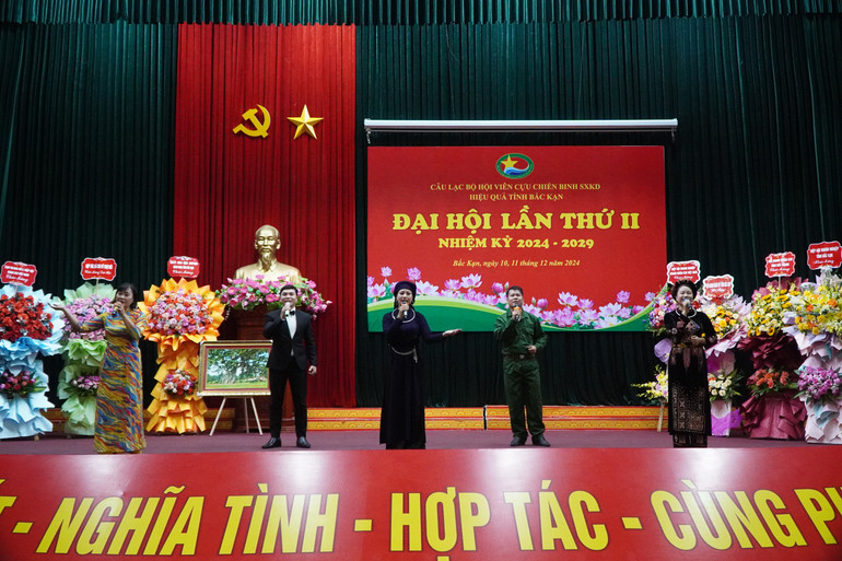 Tiết mục văn nghệ đặc sắc chào mừng đại hội dsc06279.jpg