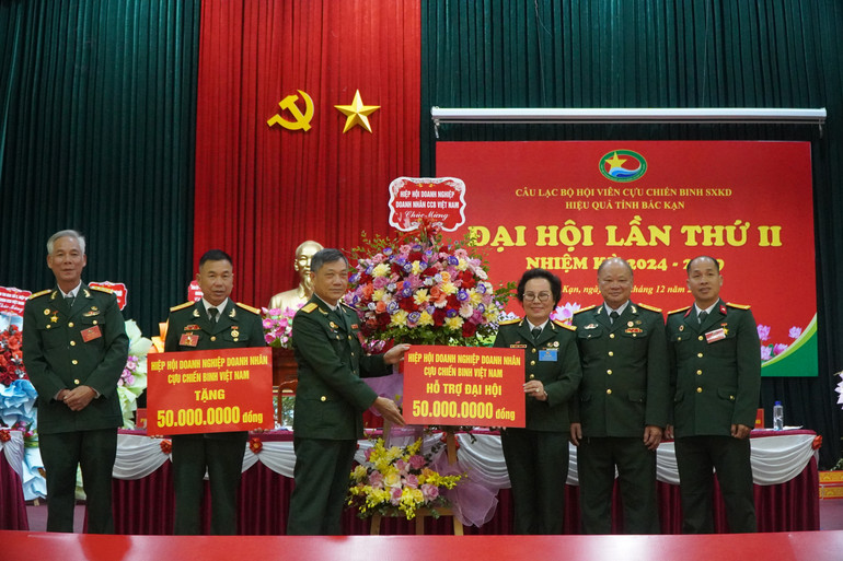 Hiệp hội doanh nghiệp doanh nhân CCB Việt Nam trao phần quà tại đại hội. dsc06307.jpg