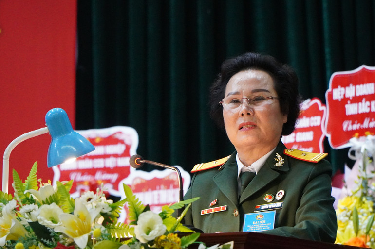 Bà Nguyễn Thị Bảo Hiền, Phó Chủ tịch, Tổng Thư ký Hiệp hội doanh nghiệp doanh nhân CCB Việt Nam phát biểu tại đại hội. dsc06304.jpg