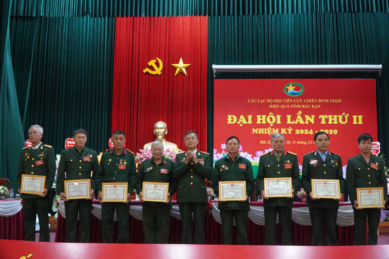 Ông Hà Văn Nghiên, Phó Chủ tịch Hội CCB tỉnh, Chủ nhiệm CLB tặng Giấy khen cho các cá nhân có thành tích xuất sắc. dsc06318.jpg