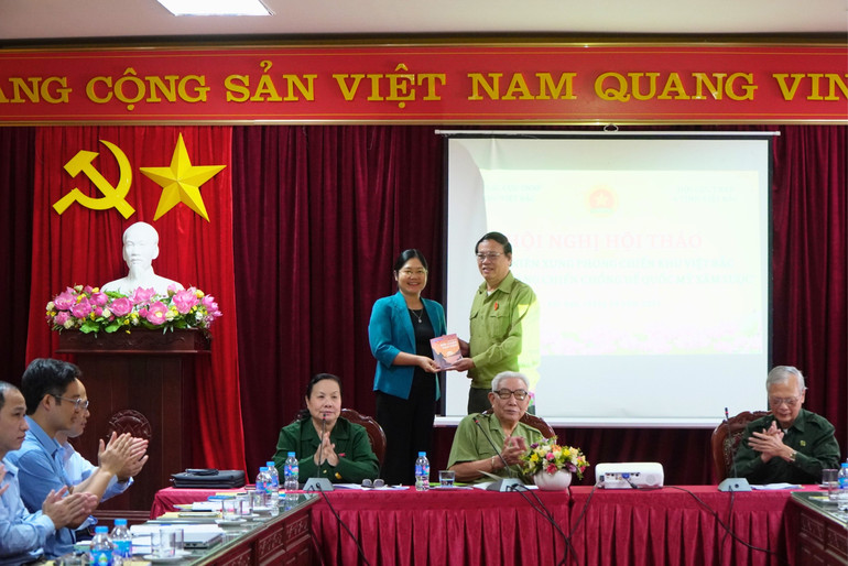 Lãnh đạo Hội Cựu TNXP Việt Nam tặng sách cho lãnh đạo tỉnh Bắc Kạn. 19.jpg
