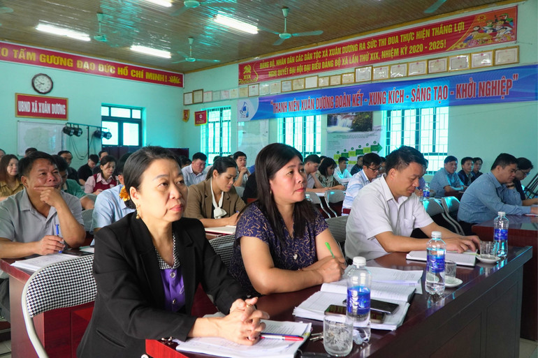 Đại biểu và cử tri tại buổi tiếp xúc. 90.jpg