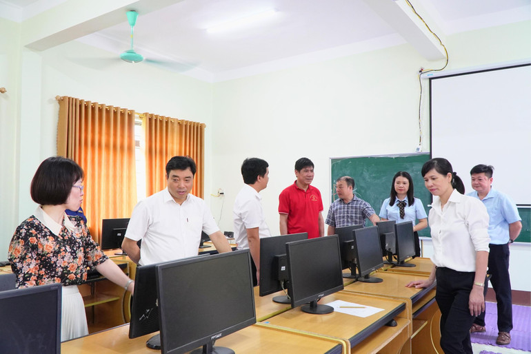 Đoàn kiểm tra thực tế tại Trường THCS Quảng Chu. 456.jpg
