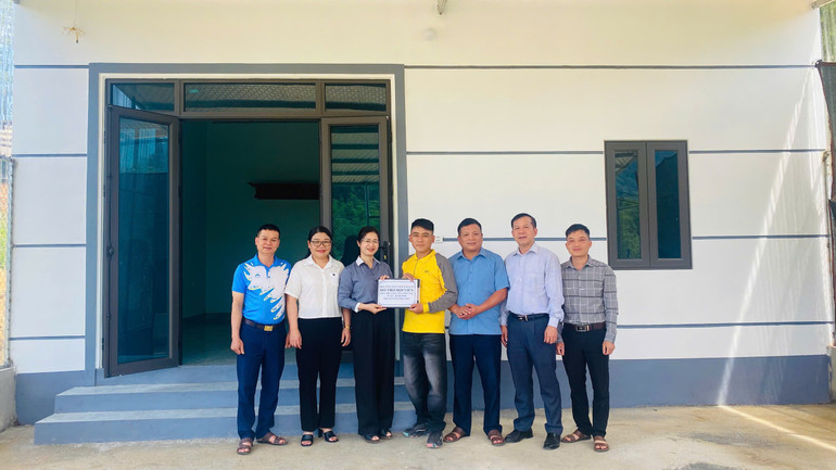 Lãnh đạo HND các cấp tặng quà mừng nhà mới gia đình bà Hoàng Thị An (Na Rì). z6716201586614-44469ec5cdf67800e32511903202f3bd.jpg