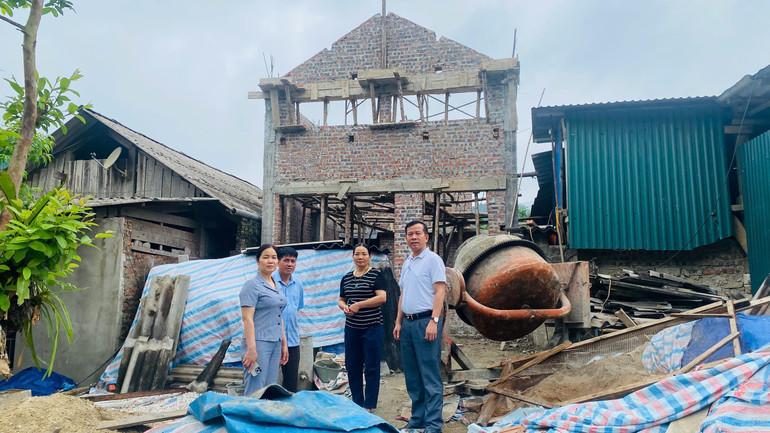 Lãnh đạo HND tỉnh kiểm tra tiến độ xây dựng nhà của hội viên tại xã Bình Trung (Chợ Đồn). z6714211308144-26749b186c182b24f1cdd8c6ca80c763.jpg