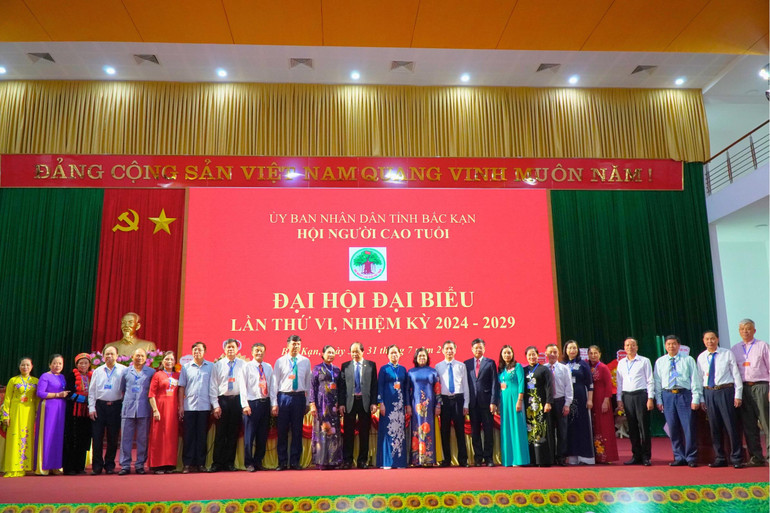 Lãnh đạo Trung ương Hội và lãnh đạo tỉnh Bắc Kạn chụp ảnh lưu niệm với Ban Chấp hành Hội NCT tỉnh Bắc Kạn nhiệm kỳ 2024 - 2029. 102.jpg