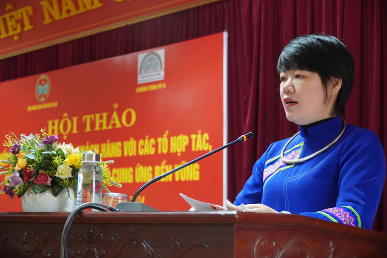 Lãnh đạo Trung tâm Nghiên cứu phát triển phụ nữ dân tộc thiểu số và miền núi chia sẻ kinh nghiệm, gợi mở hướng phát triển các kênh tiêu thụ nông sản. dsc06423.jpg