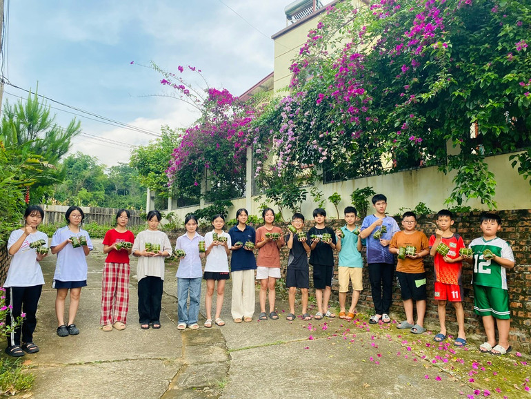 Phần quà mang về khoe bố mẹ sau một ngày trải nghiệm. z6722859774681-93c2298b0baf439d71aee1609c1dc8c8.jpg