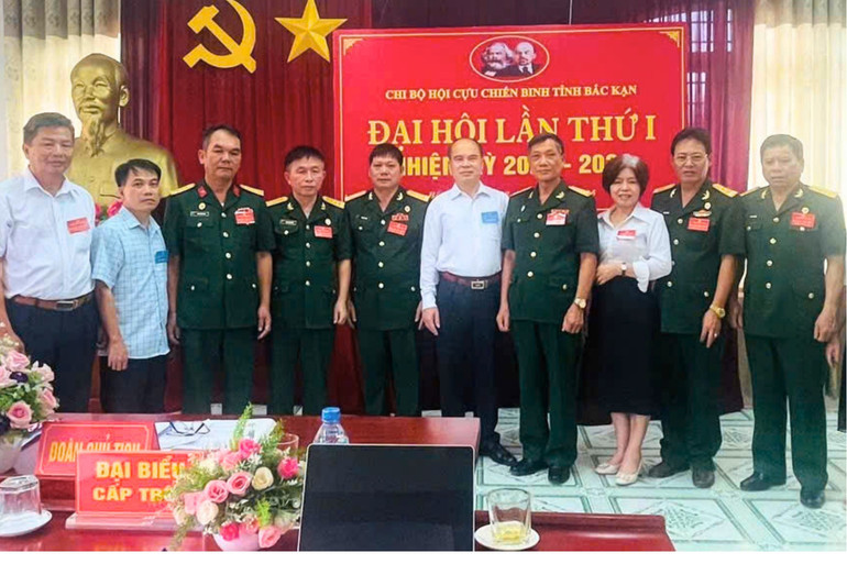Delegates took souvenir photos with Party members of the Provincial Veterans Association. 879.jpg