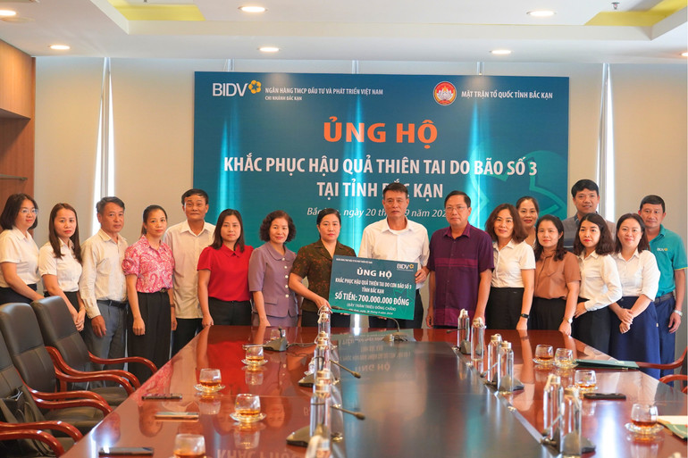 BIDV Chi nhánh tỉnh Bắc Kạn trao số tiền ủng hộ 700 triệu đồng cho Ủy ban MTTQ tỉnh Bắc Kạn. 01.jpg