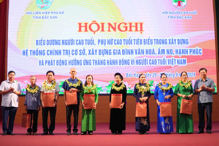 Đại diện lãnh đạo tỉnh trao Bằng khen của Trung ương Hội NCT và Trung ương Hội LHPN Việt Nam cho 08 cá nhân NCT tiêu biểu. 134.jpg