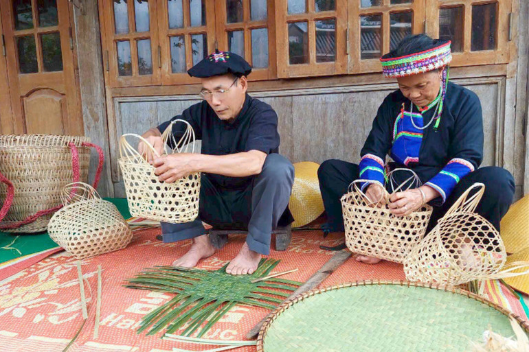 Người dân xã Yến Dương tạo ra sản phẩm từ trúc 558.jpg