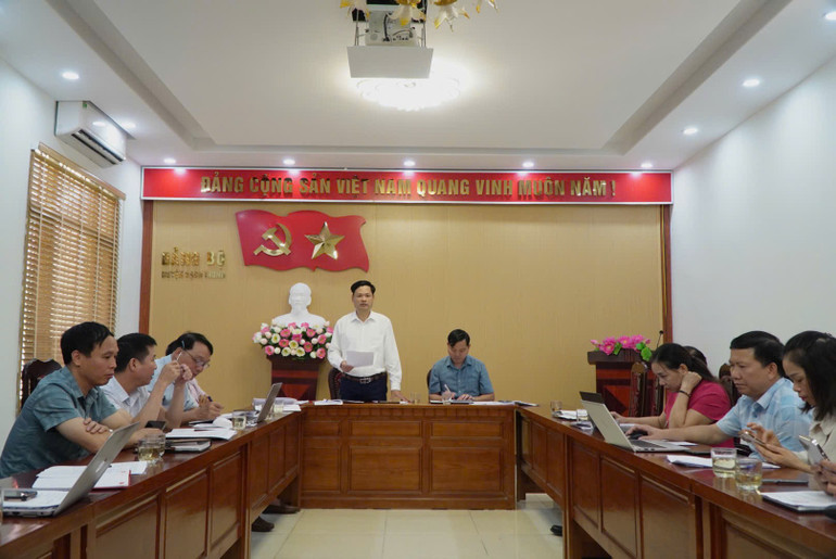 Quang cảnh buổi làm việc. z6031154633928-d8c18f6582b14ff23be2728013de7e5d.jpg