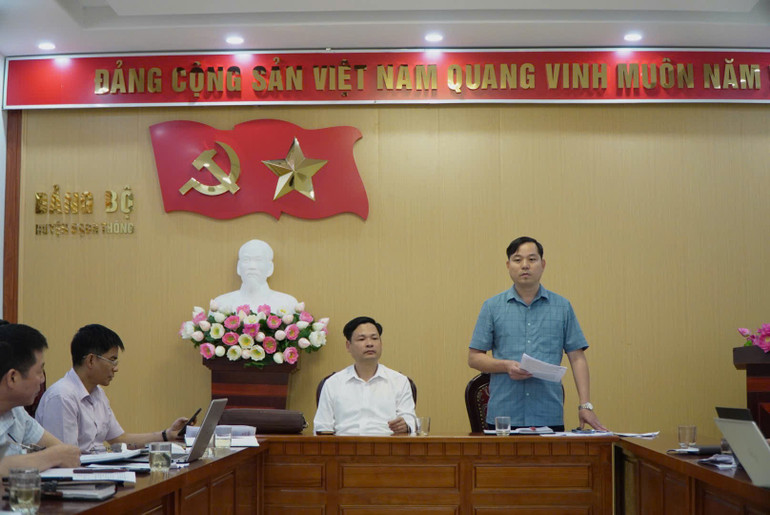 Đồng chí Phùng Đức Hậu, Phó Bí thư Thường trực Huyện ủy, Chủ tịch HĐND huyện, Trưởng ban chỉ đạo thực hiện Đề án 61 huyện Bạch Thông phát biểu tại buổi làm việc. z6031203004854-0abf629e3bbd083f9618c0bdf5d58d25.jpg