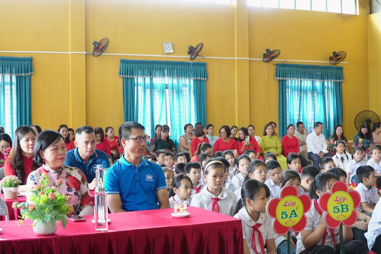 Đại biểu, thầy cô, học sinh dự lễ khai trương 0123.jpg