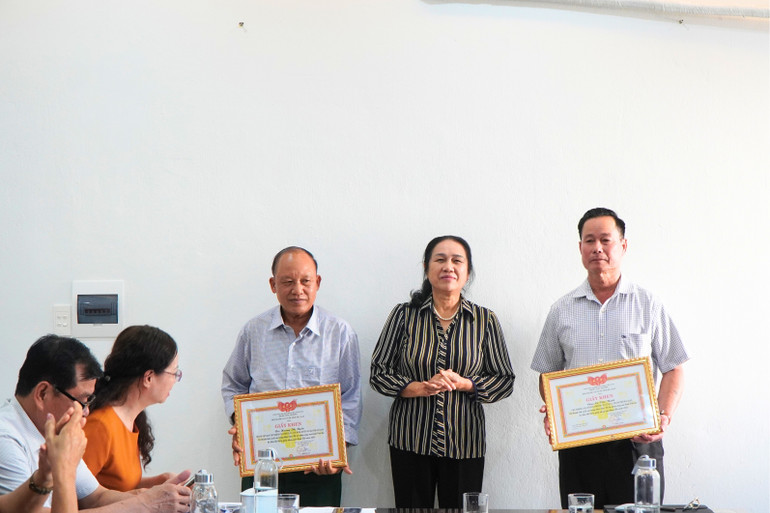 Bà Đinh Thị Sơn, Chủ tịch Hội Người cao tuổi tỉnh trao Giấy khen cho cá nhân có thành tích xuất sắc. 54.jpg