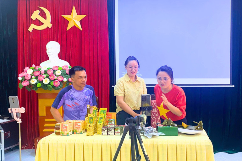 Học viên được Giám đốc HTX Nông nghiệp Huyền Hân (Thái Nguyên) hướng dẫn livestream giới thiệu và bán sản phẩm. 56.jpg