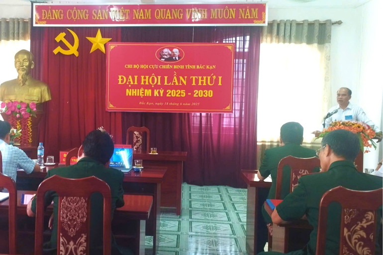 Mr. Luong Duc Thang, Standing Committee Member, Head of the Provincial Party Committee's Internal Affairs Committee, Permanent Deputy Secretary of the Provincial Party Committee of Party Agencies spoke at the Congress. 57.jpg