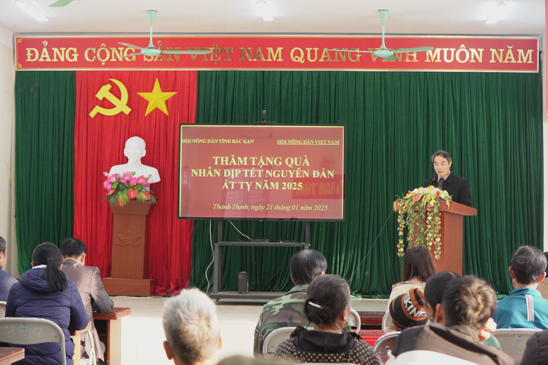 Ông Nguyễn Công Lệnh, Phó Chủ tịch Hội Nông dân tỉnh chúc mừng năm mới đến các hộ hội viên; tuyên truyền các chính sách hỗ trợ, vận động hội viên thực hiện tốt quy định của pháp luật dsc07091.jpg