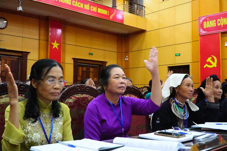 Đại biểu biểu quyết bằng hình thức giơ tay thông qua nhiều nội dung. 144.jpg