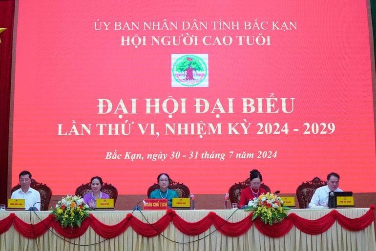 Đoàn Chủ tịch điều hành đại hội. 12.jpg