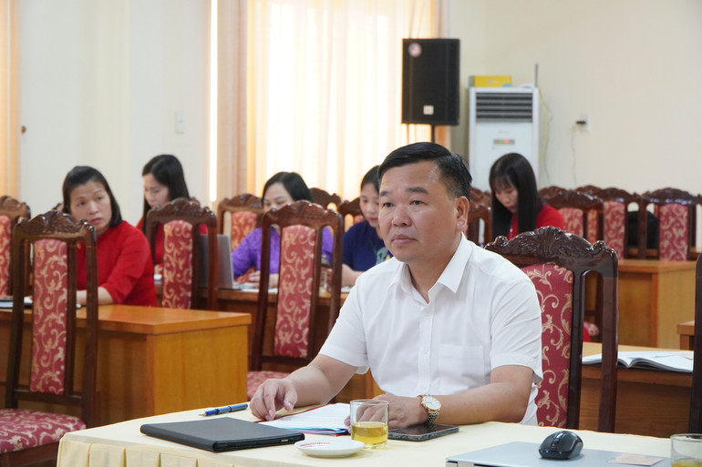 សមមិត្ត Duong Huu Buong សមាជិកគណៈកម្មាធិការបក្សខេត្ត ប្រធានការិយាល័យគណៈកម្មាធិការបក្សខេត្ត សមាជិកគណៈកម្មាធិការអចិន្ត្រៃយ៍នៃគណៈកម្មាធិការបក្សខេត្ត Bac Kan បានអញ្ជើញចូលរួម និងដឹកនាំមហាសន្និបាត។ dsc09293.jpg