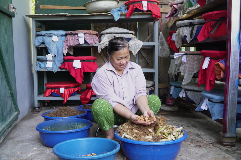 Từ nuôi nhộng móc giúp bà Gia có nguồn thu nhập thường xuyên. dsc05065-3393.jpg