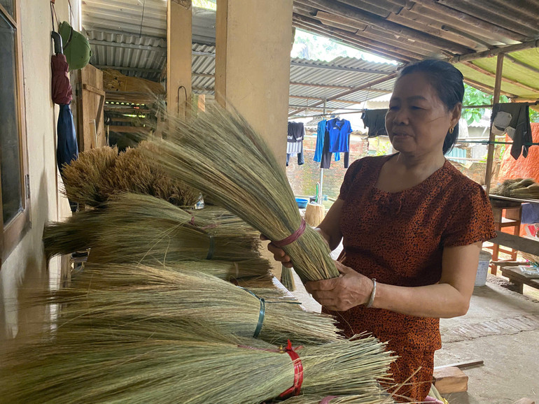 ផ្កាត្រូវបានគេយកវាមកលាងសម្អាត ចងជាបាច់ដើម្បីធ្វើអំបោស។ z6613694909461-2b92a9942d491a30c5d9527f2de15f15.jpg