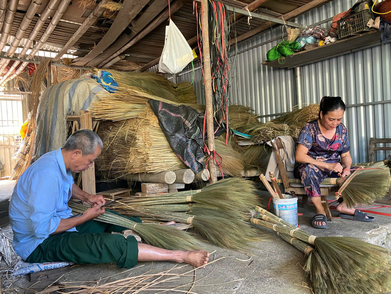 ឆ្លៀតពេលទំនេរ លោកយាយ Hoa និងស្វាមី ធ្វើអំបោសដើម្បីផ្ញើទំនិញជូនអតិថិជន។ z6613698803265-0c73ce6a951a8c3ef6a87021bce691e2.jpg