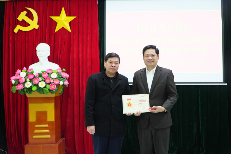 Đồng chí Cao Minh Hải, Chủ tịch HND tỉnh được tặng Kỷ niệm chương "Vì sự nghiệp Dân vận" của Đảng. 13-642.jpg
