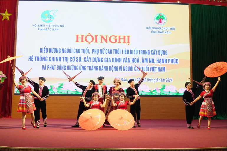Đặc sắc chương trình văn nghệ do hội viên Hội NCT thành phố Bắc Kạn biểu diễn. 09.jpg