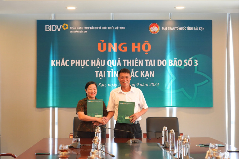 Lãnh đạo hai đơn vị kí biên bản xác nhận ủng hộ. 04.jpg