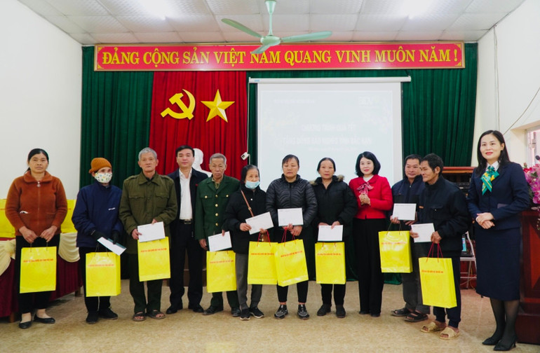 Các vị đại biểu Quốc hội tỉnh Bắc Kạn trao quà Tết cho bà con. Các vị đại biểu Quốc hội tỉnh Bắc Kạn trao quà Tết cho bà con.