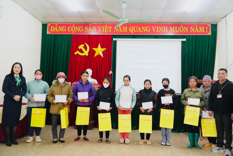 Những phần quà ý nghĩa được Đoàn công tác trao tặng cho hộ nghèo, cận nghèo. Những phần quà ý nghĩa được Đoàn công tác trao tặng cho hộ nghèo, cận nghèo.